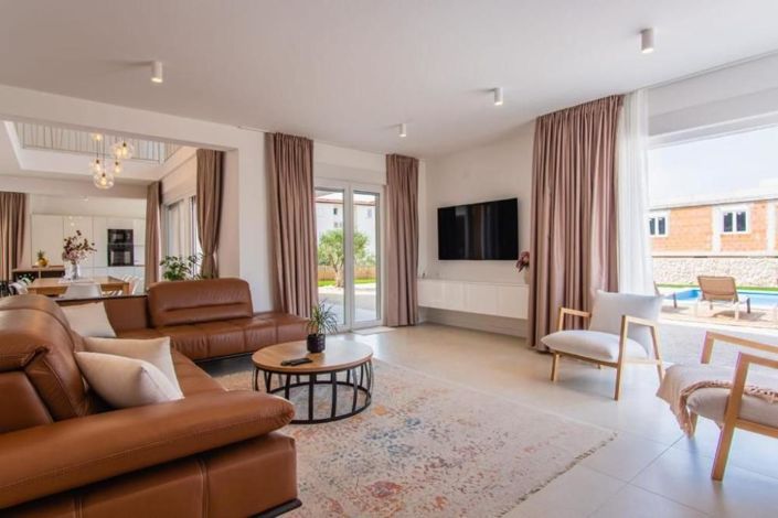 Image No.9-5 Bed Property for sale