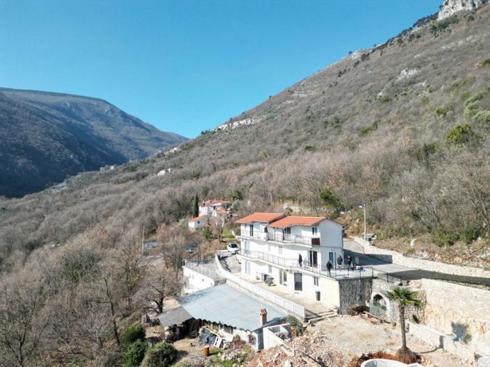 Image No.5-6 Bed Property for sale