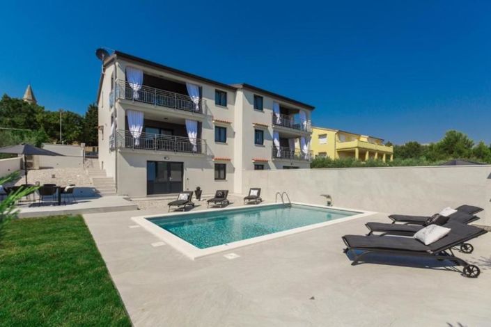 Image No.1-4 Bed Property for sale
