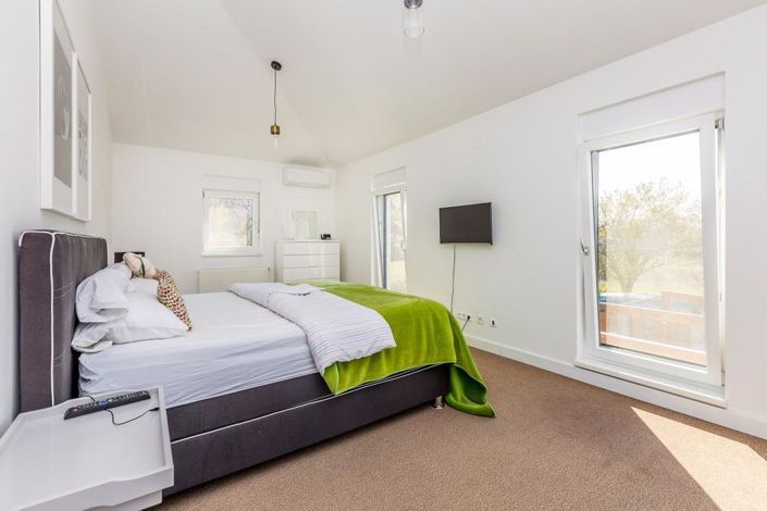 Image No.12-4 Bed Property for sale