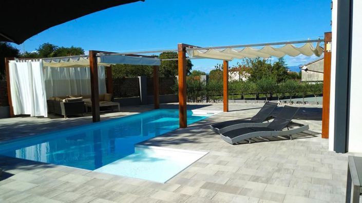 Image No.20-4 Bed Property for sale