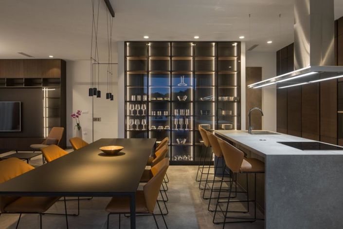 Image No.20-6 Bed Property for sale