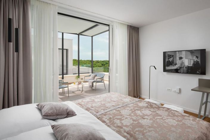 Image No.24-6 Bed Property for sale