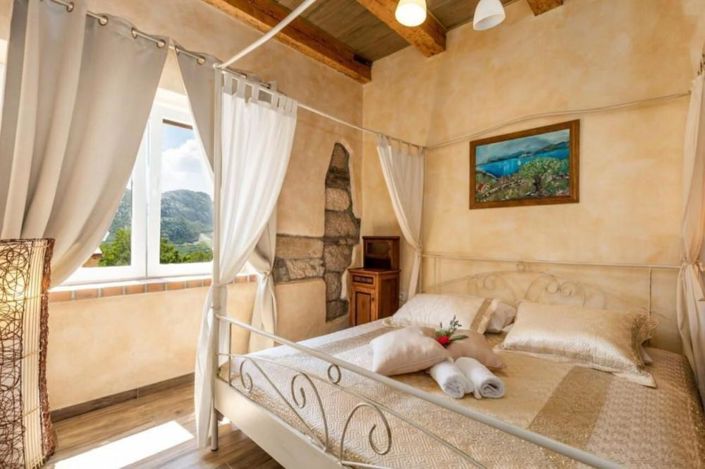 Image No.10-4 Bed Property for sale