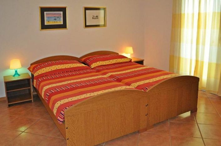 Image No.15-6 Bed Property for sale