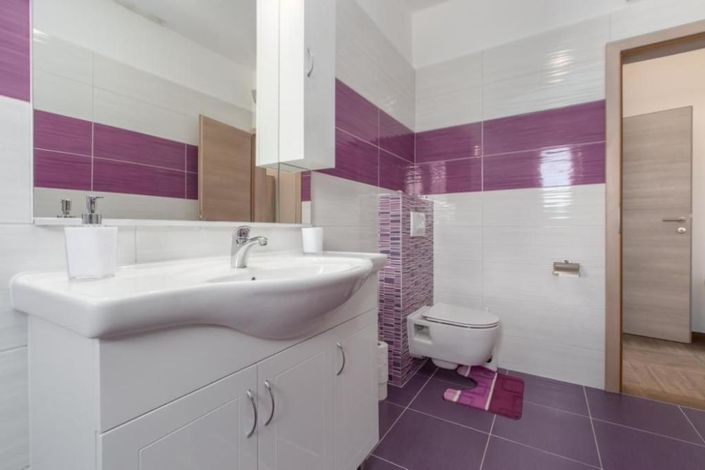 Image No.11-7 Bed Property for sale