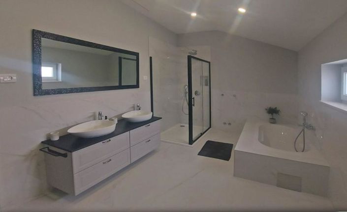 Image No.14-4 Bed Property for sale