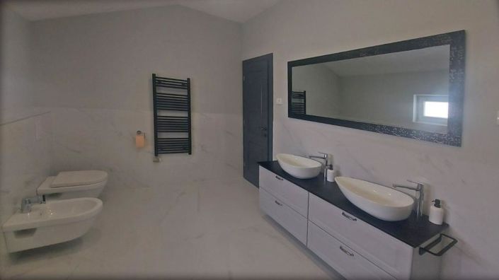 Image No.15-4 Bed Property for sale