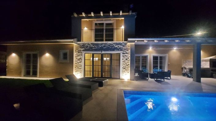 Image No.17-4 Bed Property for sale