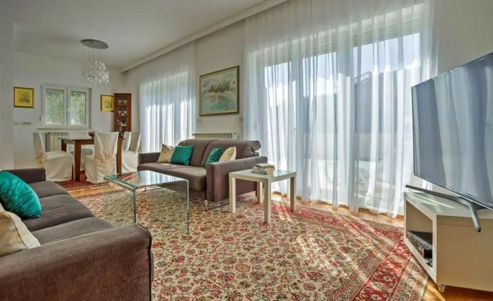 Image No.10-8 Bed Property for sale