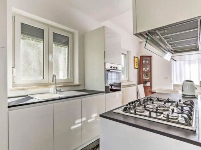 Image No.12-8 Bed Property for sale