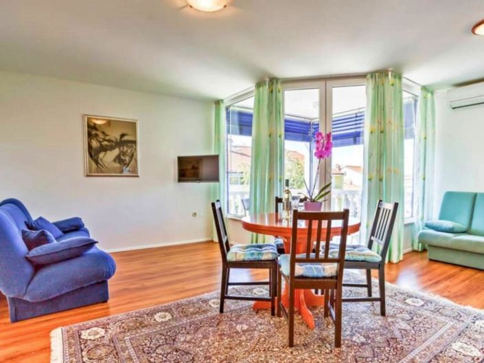 Image No.17-8 Bed Property for sale