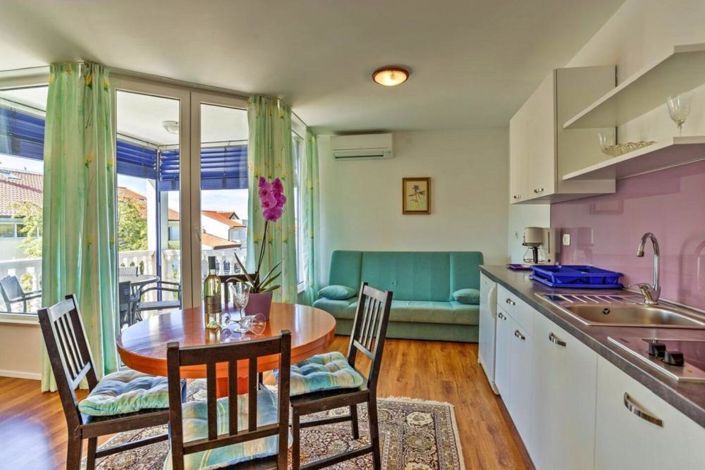 Image No.18-8 Bed Property for sale