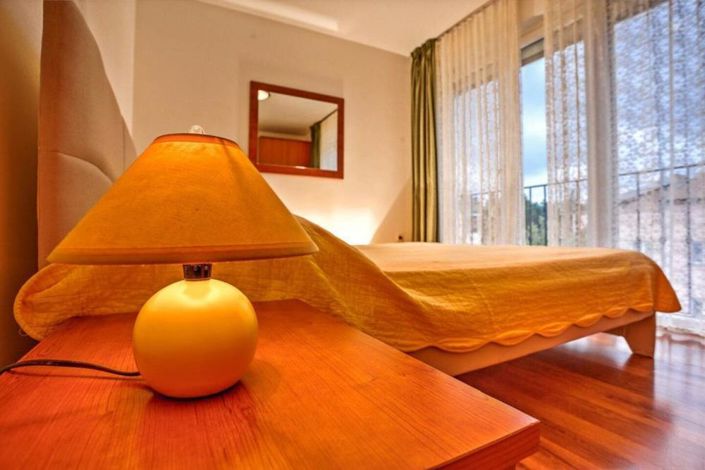 Image No.19-8 Bed Property for sale