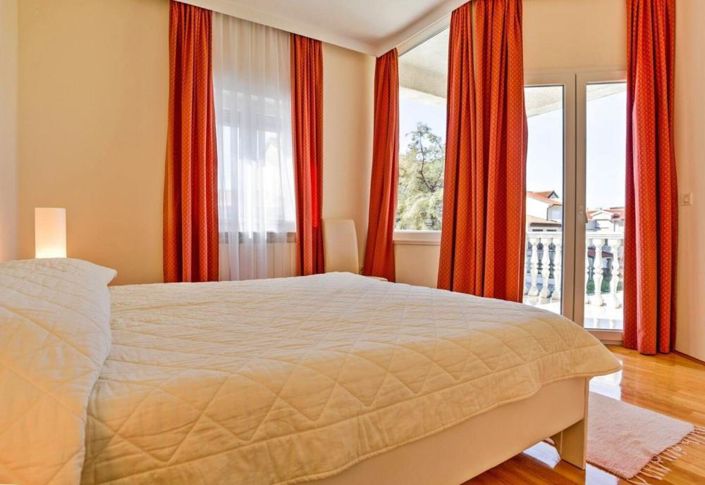 Image No.24-8 Bed Property for sale