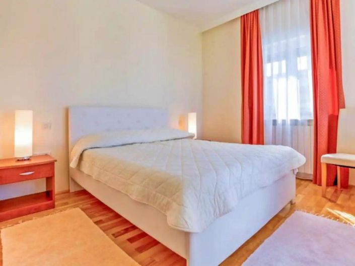 Image No.25-8 Bed Property for sale