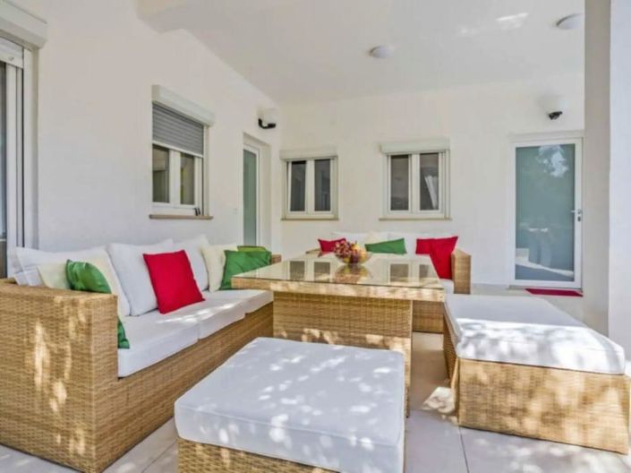 Image No.8-8 Bed Property for sale