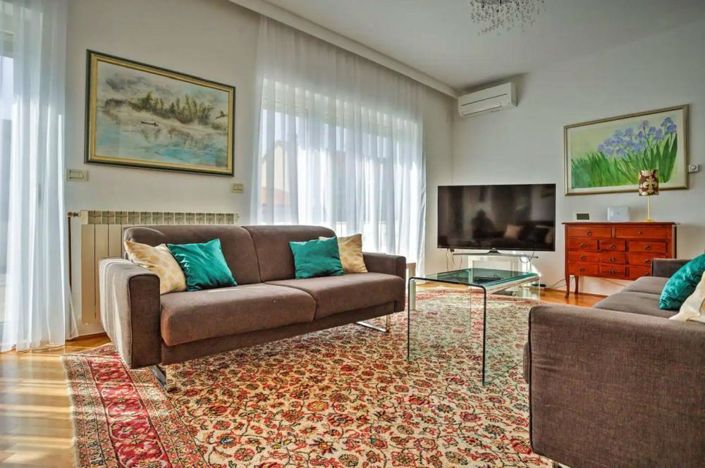 Image No.9-8 Bed Property for sale