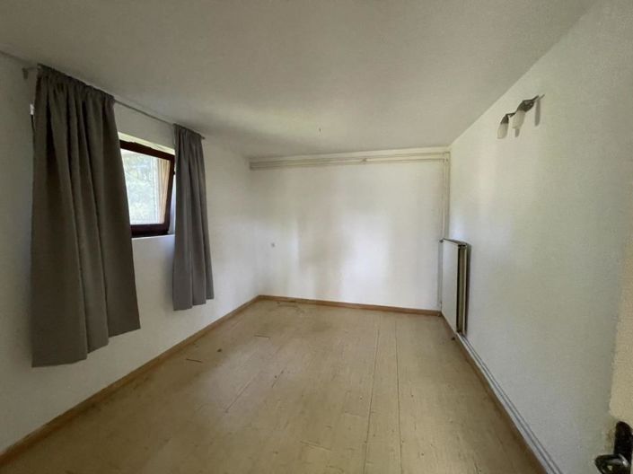 Image No.20-4 Bed Property for sale