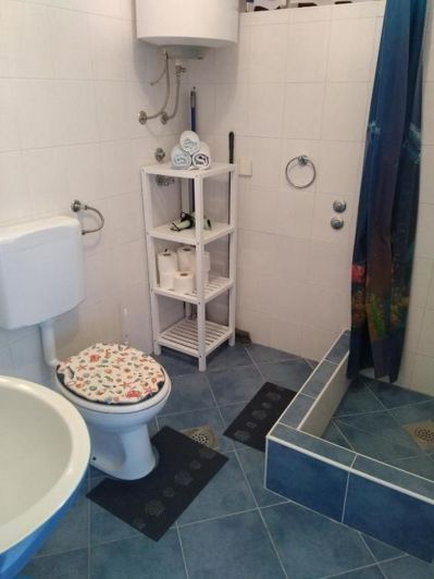 Image No.24-6 Bed Property for sale