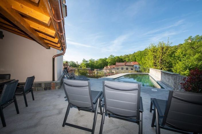 Image No.1-4 Bed Property for sale