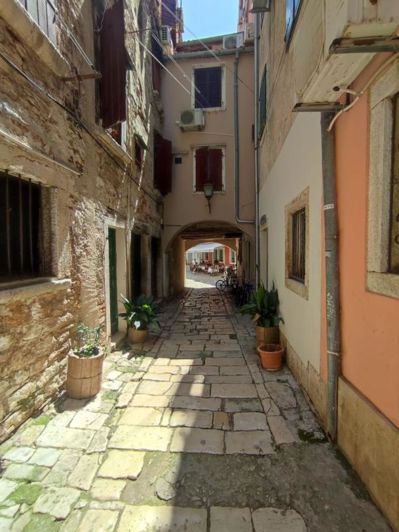 Image No.1-4 Bed Property for sale