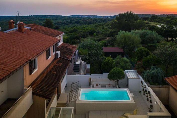 Image No.1-5 Bed Property for sale