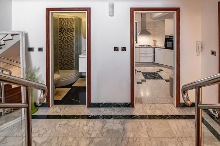 Image No.10-5 Bed Property for sale