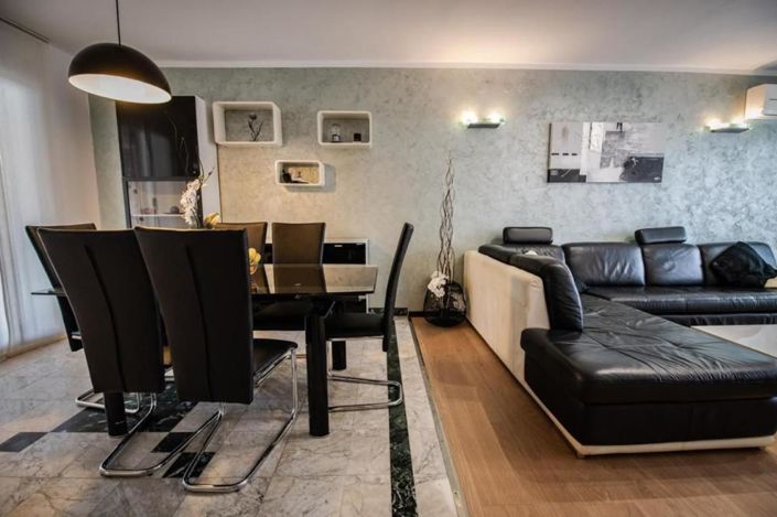 Image No.7-5 Bed Property for sale