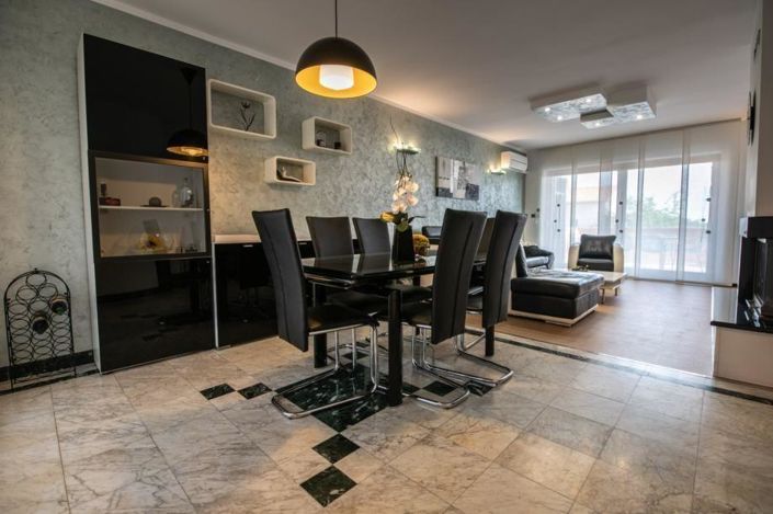 Image No.8-5 Bed Property for sale