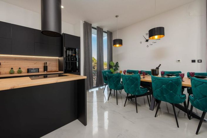 Image No.10-7 Bed Property for sale