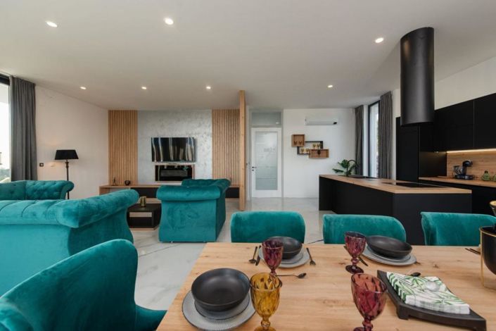 Image No.11-7 Bed Property for sale