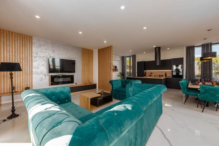 Image No.12-7 Bed Property for sale