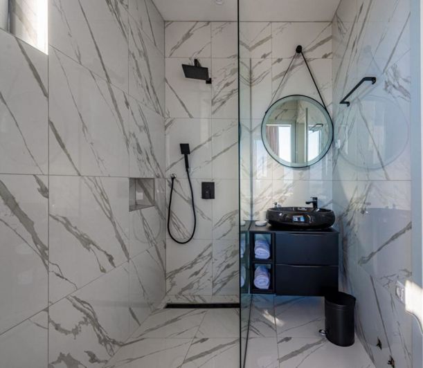 Image No.21-7 Bed Property for sale