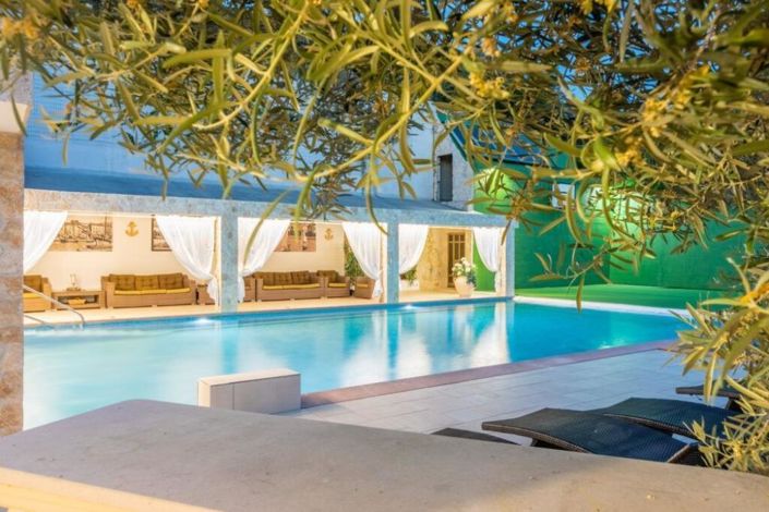 Image No.2-9 Bed Property for sale