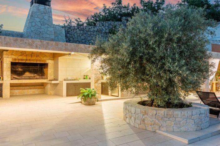 Image No.3-9 Bed Property for sale