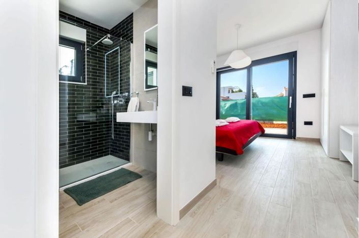 Image No.25-2 Bed Property for sale