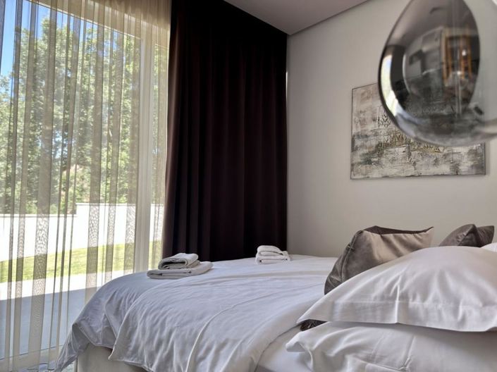 Image No.10-6 Bed Property for sale