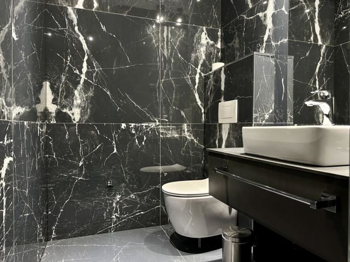 Image No.12-6 Bed Property for sale