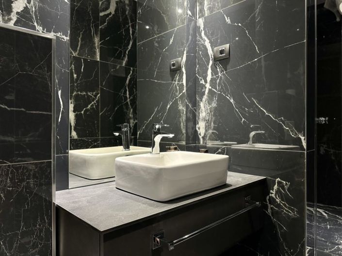 Image No.13-6 Bed Property for sale