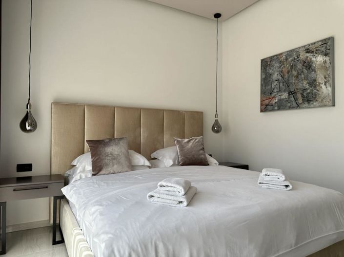 Image No.14-6 Bed Property for sale