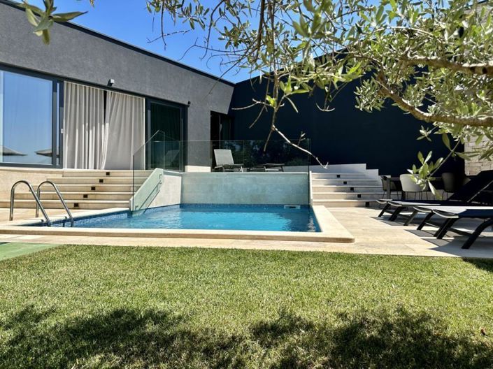 Image No.17-6 Bed Property for sale