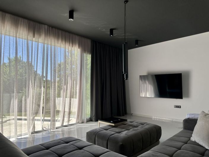 Image No.20-6 Bed Property for sale