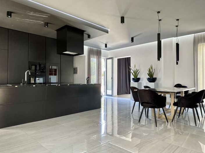 Image No.23-6 Bed Property for sale