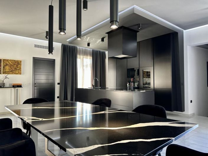 Image No.24-6 Bed Property for sale