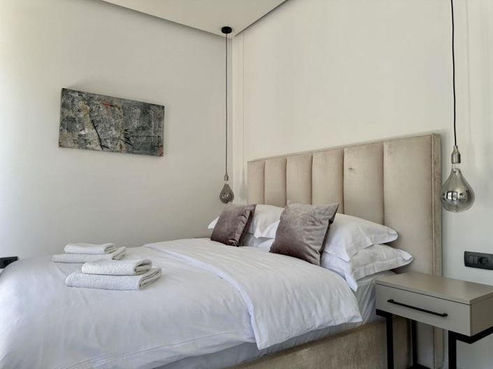 Image No.25-6 Bed Property for sale