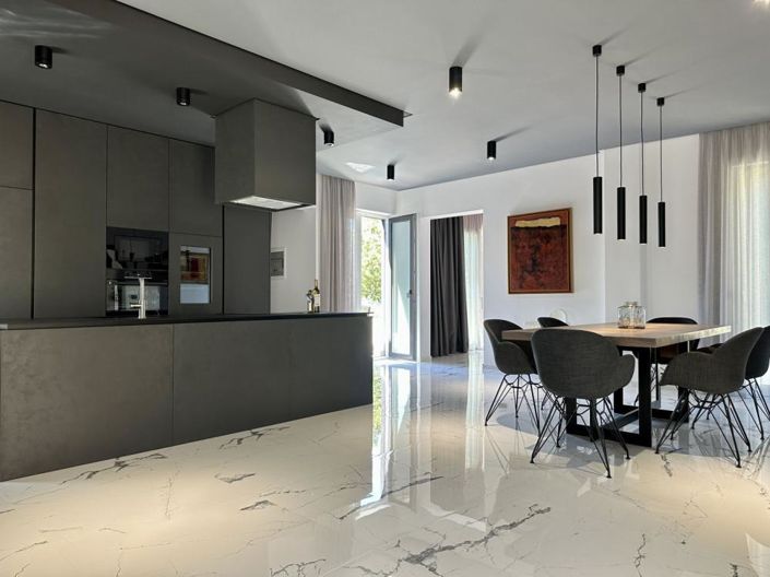 Image No.6-6 Bed Property for sale