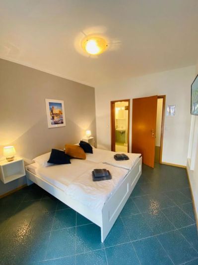 Image No.25-10 Bed Property for sale