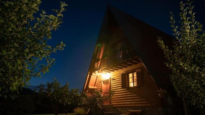 Image No.24-8 Bed Property for sale