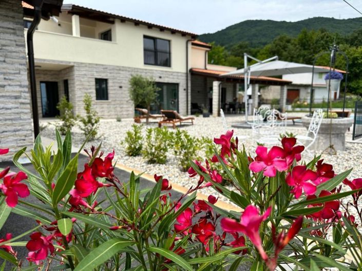 Image No.1-4 Bed Property for sale